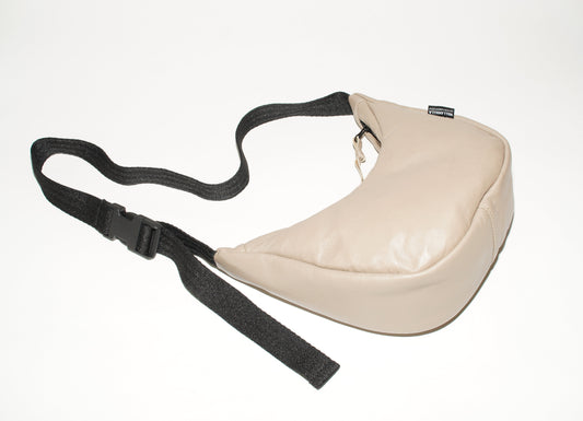 Seitliche Ansicht wallawalla Crossbody Bag aus recyceltem Leder in Beige