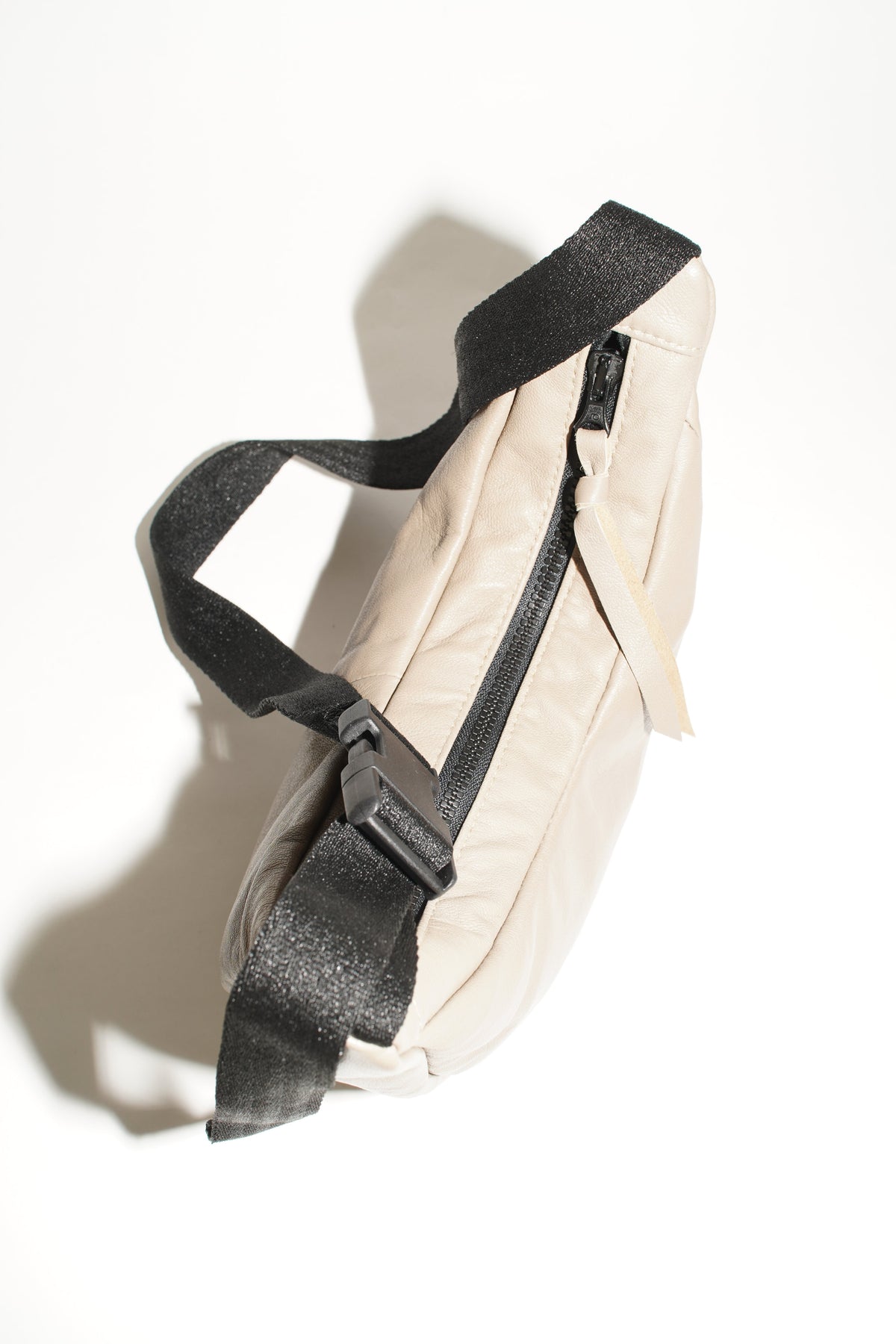 Draufsicht wallawalla Crossbody Bag aus recyceltem Leder in Beige