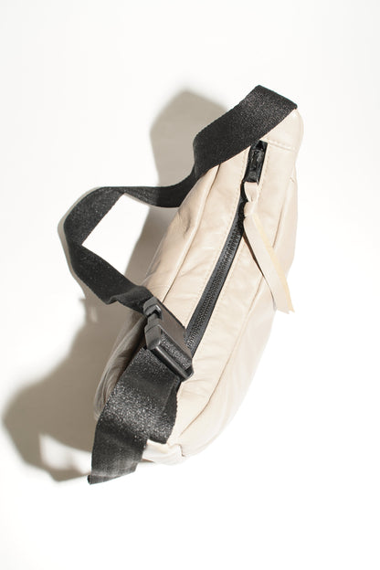 Draufsicht wallawalla Crossbody Bag aus recyceltem Leder in Beige