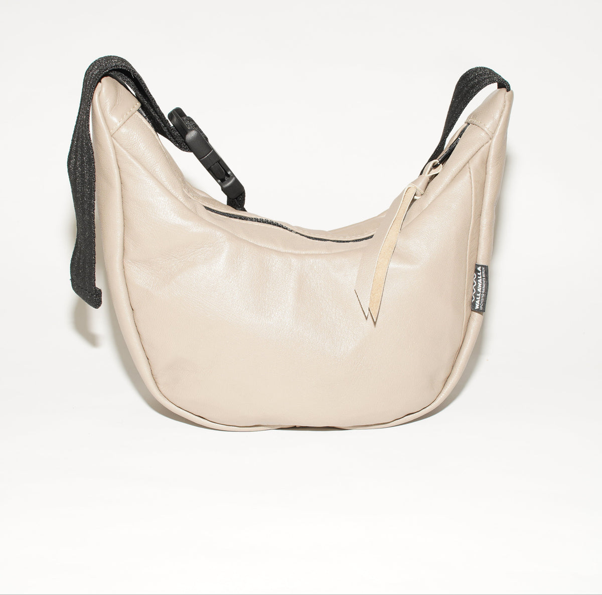Frontalansicht wallawalla Crossbody Bag aus recyceltem Leder in Apricot
