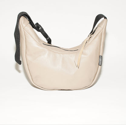 Frontalansicht wallawalla Crossbody Bag aus recyceltem Leder in Apricot