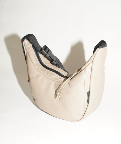 Seitenansicht wallawalla Crossbody Bag aus recyceltem Leder in Apricot