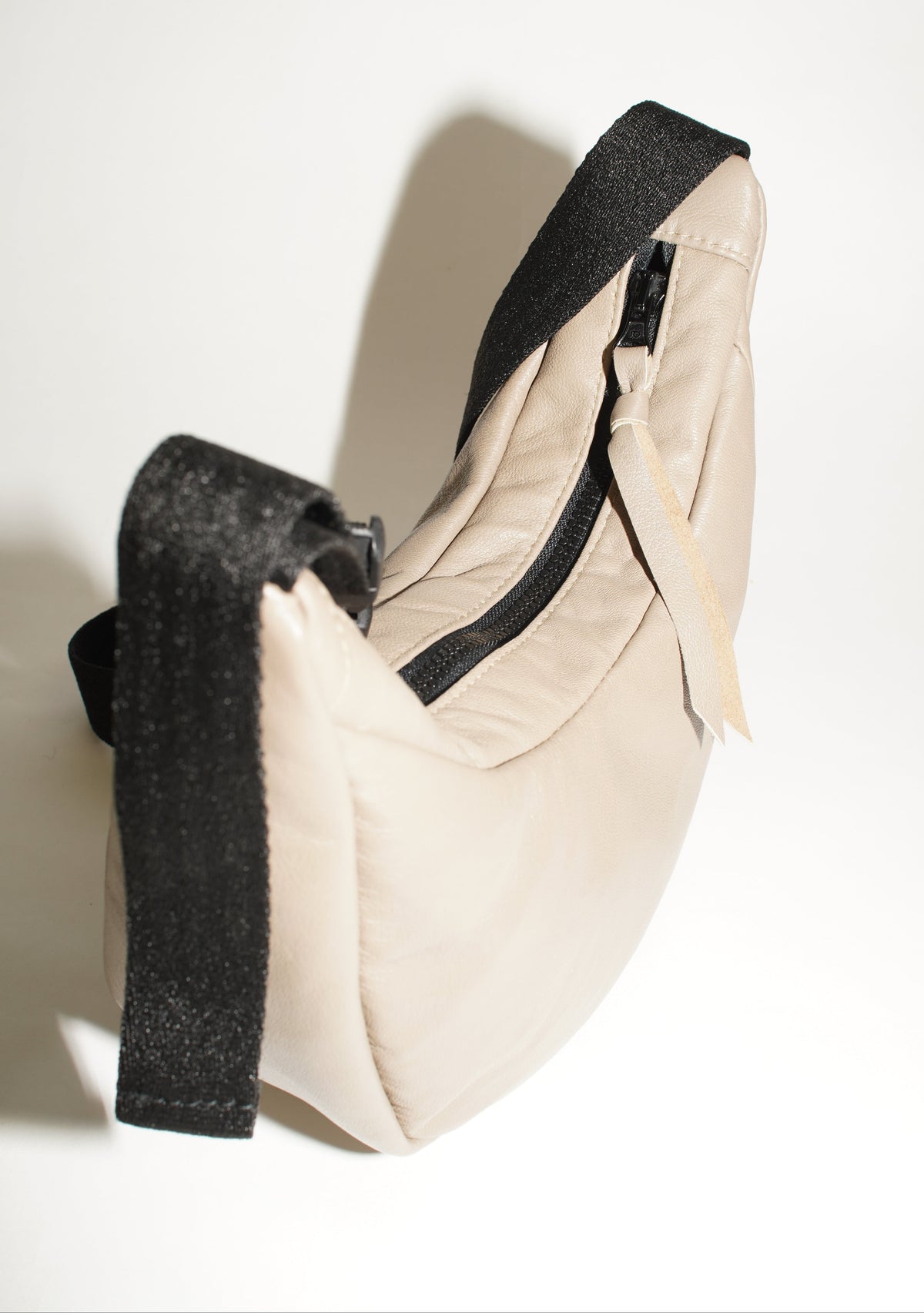 Seitenansicht wallawalla Crossbody Bag aus recyceltem Leder in Beige
