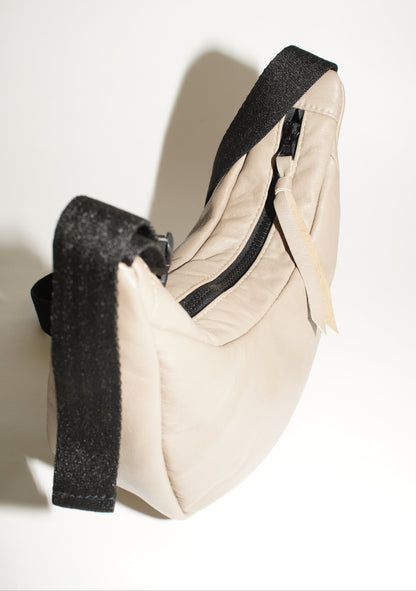 Seitenansicht wallawalla Crossbody Bag aus recyceltem Leder in Beige