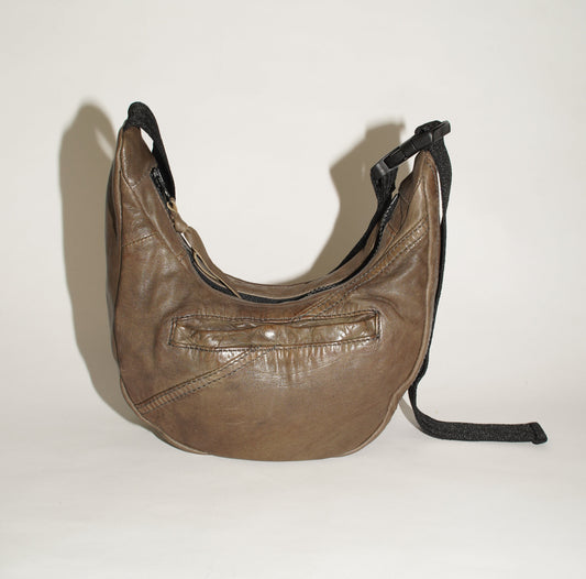 Frontalansicht wallawalla Crossbody Bag aus recyceltem Leder in khaki braun grün