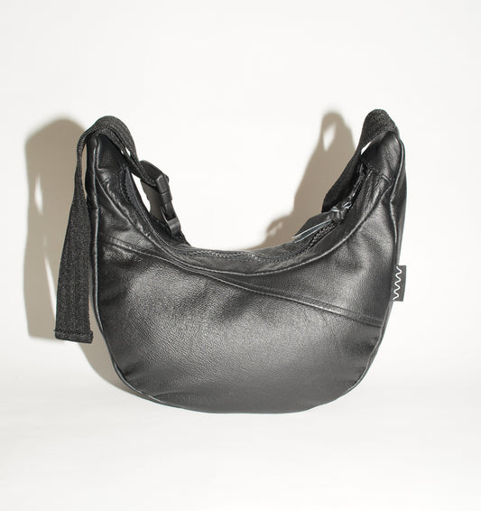 Frontalansicht wallawalla upcycling bag aus recyceltem schwarzem Leder
