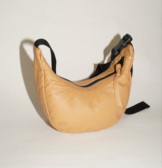 Frontalansicht wallawalla Crossbody Bag aus recyceltem Leder in Apricot