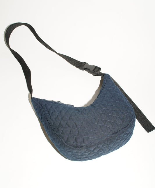 Frontalansicht wallawalla Crossbody Bag aus recyceltem abgesteppten in Dunkelblau