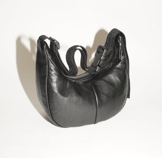 Frontalansicht wallawalla Crossbody Bag aus recyceltem schwarzem Lederimitat 