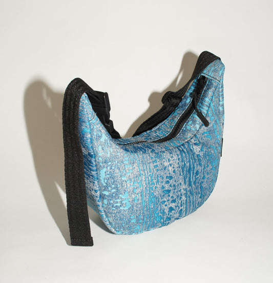 Seitenansicht wallawalla Crossbody Bag aus recyceltem blauem  recyceltem Stoff