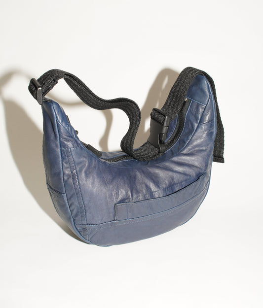 Frontalansicht wallawalla Crossbody Bag aus recyceltem blauem Leder