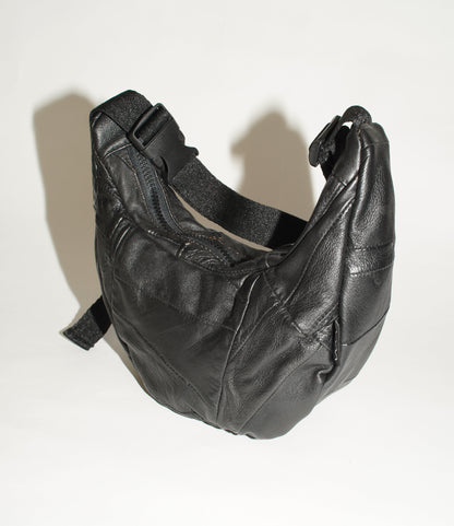 Seitliche Ansicht wallawalla Crossbody Bag aus recyceltem Leder in Patchwork Optik