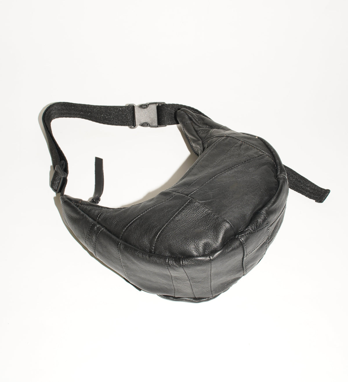 Seitliche Ansicht wallawalla Crossbody Bag aus recyceltem Leder in Patchwork Optik