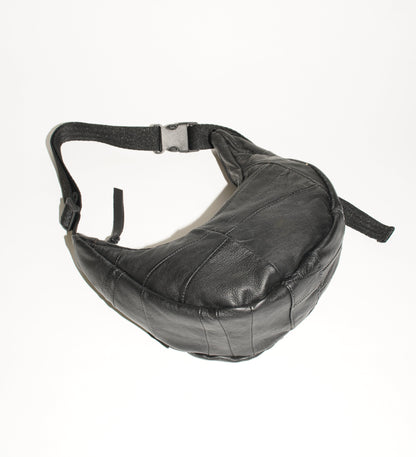 Seitliche Ansicht wallawalla Crossbody Bag aus recyceltem Leder in Patchwork Optik