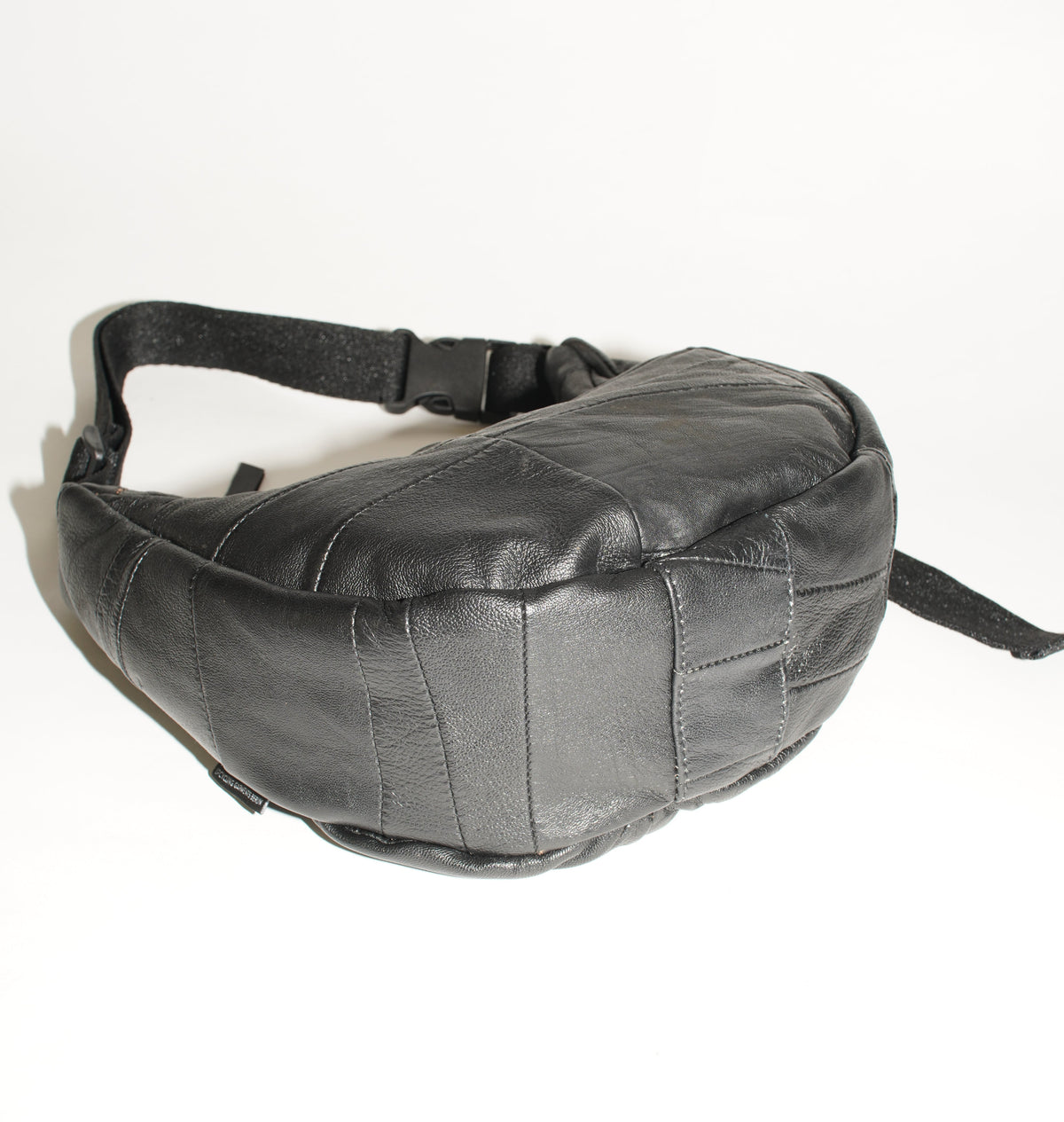 Bodenansicht wallawalla Crossbody Bag aus recyceltem Leder in Patchwork Optik