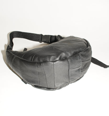 Bodenansicht wallawalla Crossbody Bag aus recyceltem Leder in Patchwork Optik