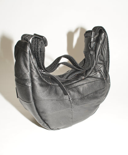 Seitliche Ansicht wallawalla Crossbody Bag aus recyceltem Leder in Patchwork Optik