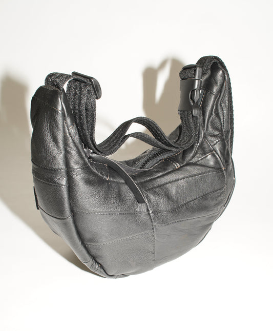 Seitliche Ansicht wallawalla Crossbody Bag aus recyceltem Leder in Patchwork Optik