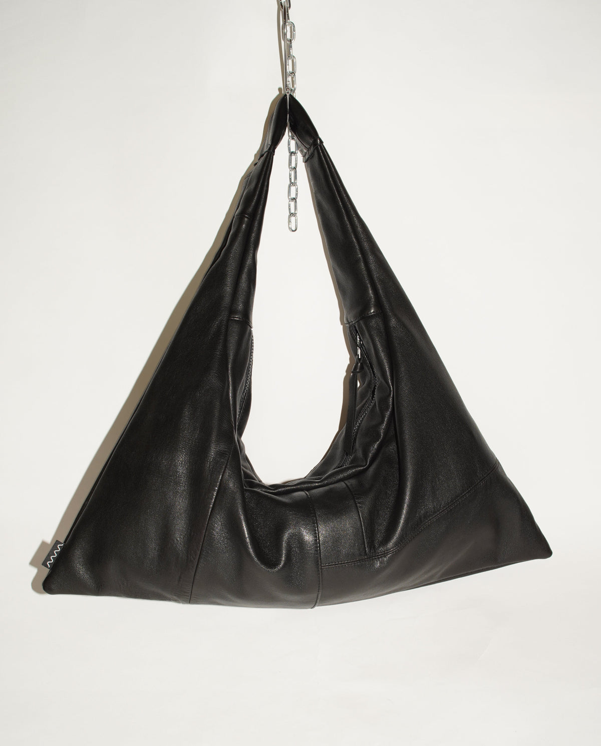 Rückansicht wallawalla Bag aus recyceltem Leder schwarz