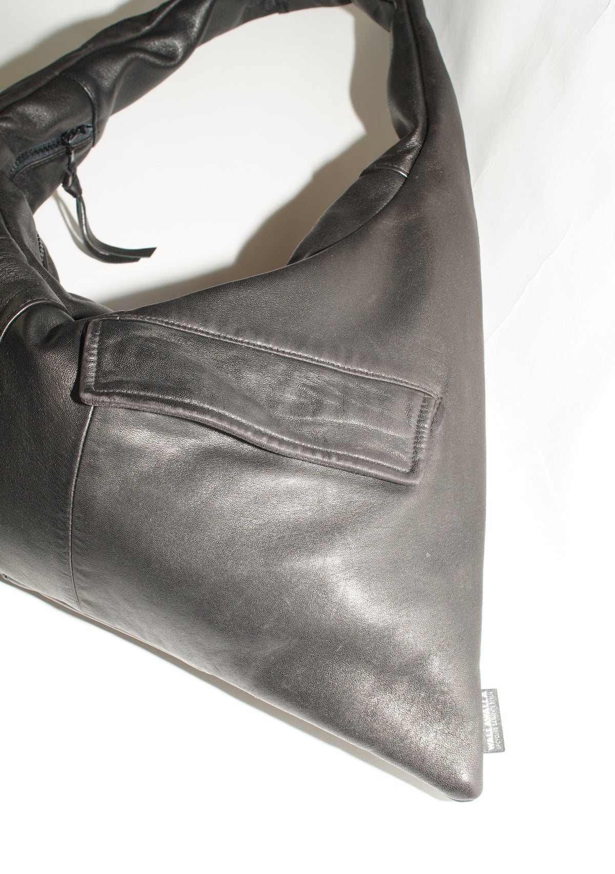 Detailansicht Tasche wallawalla Bag aus recyceltem Leder schwarz