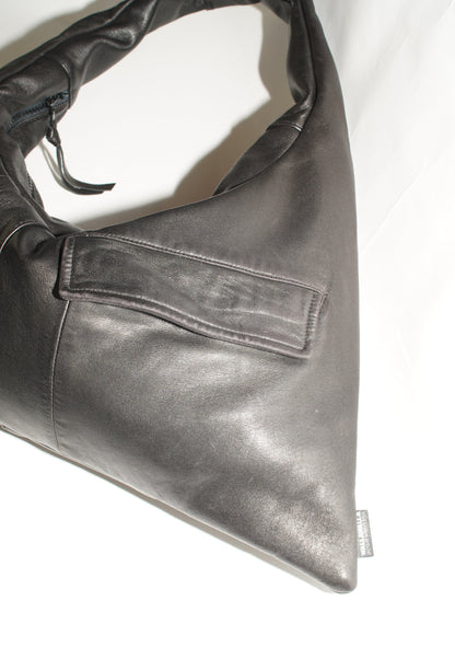 Detailansicht Tasche wallawalla Bag aus recyceltem Leder schwarz