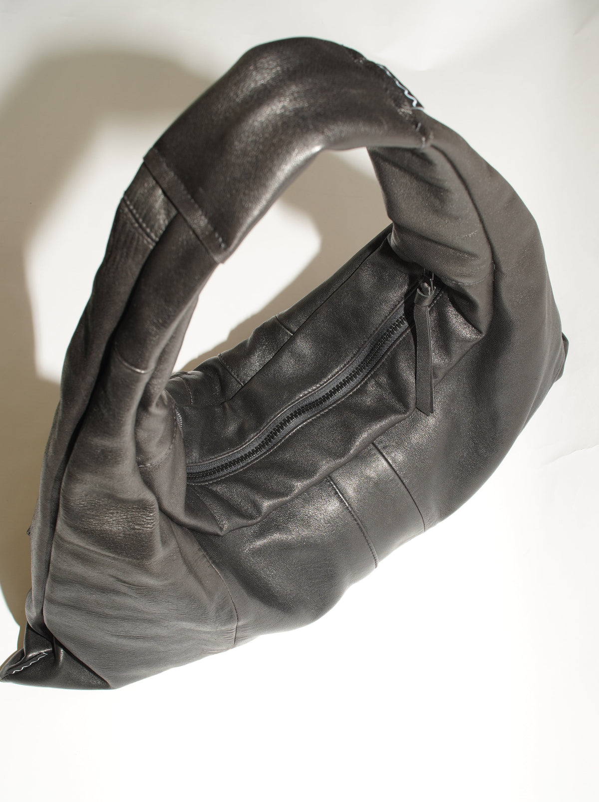 Draufsicht wallawalla Bag aus recyceltem Leder schwarz