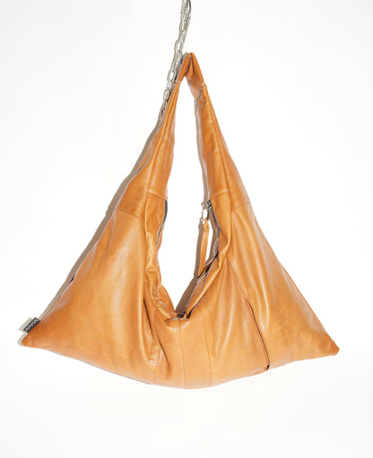 wallawalla Triangle Bag Small aus recyceltem Leder Cognac farbend