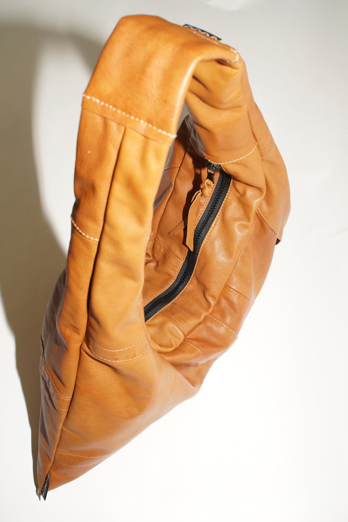 Draufsicht wallawalla Triangle Bag S aus recyceltem Leder Cogncag farbend