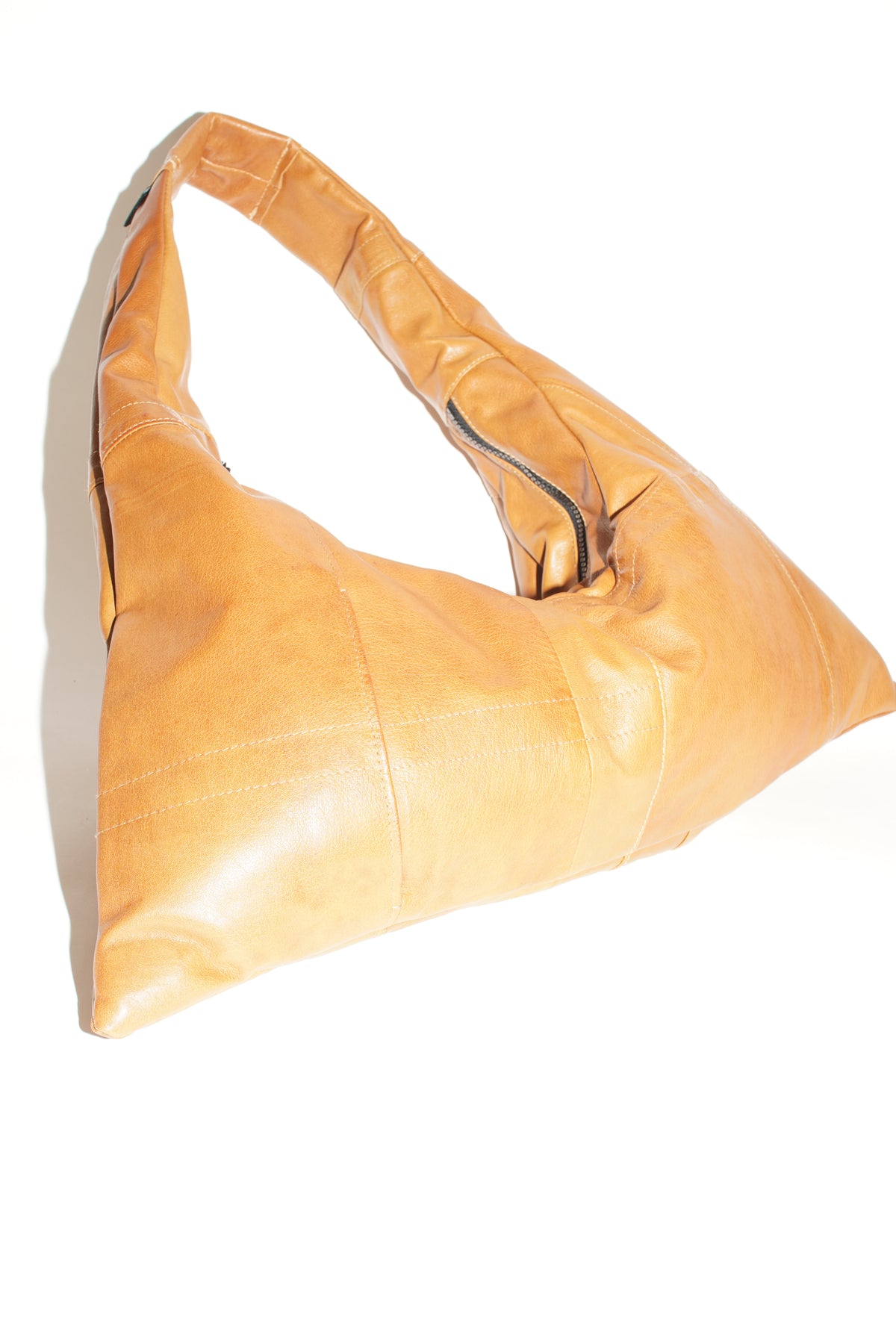 Seitenansicht wallawalla Triangle Bag S aus recyceltem Leder Cogncag farbend