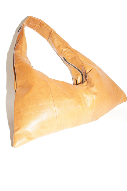 Seitenansicht wallawalla Triangle Bag S aus recyceltem Leder Cogncag farbend