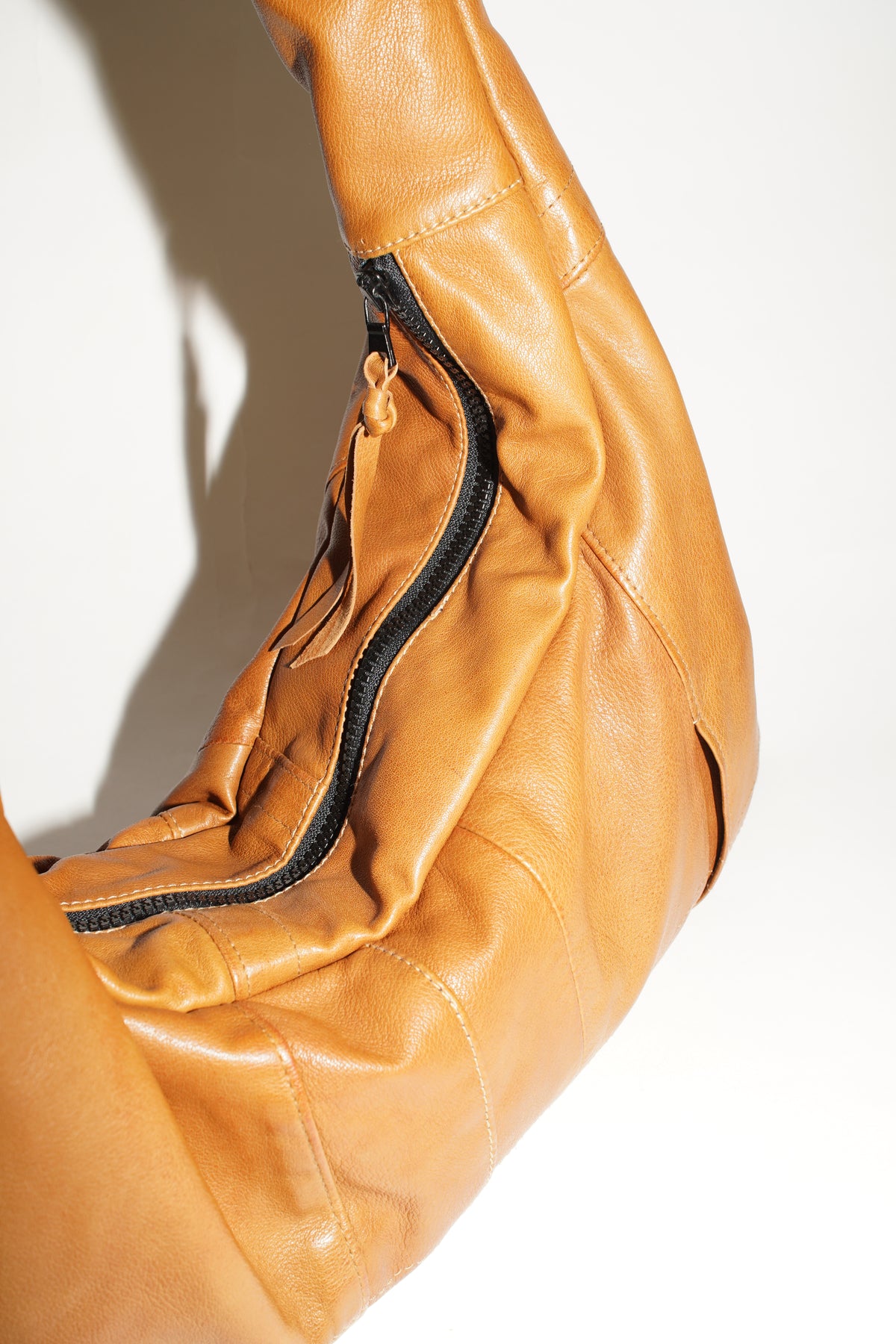 Detailansicht Reißverschluss wallawalla Triangle Bag S aus recyceltem Leder Cogncag farbend