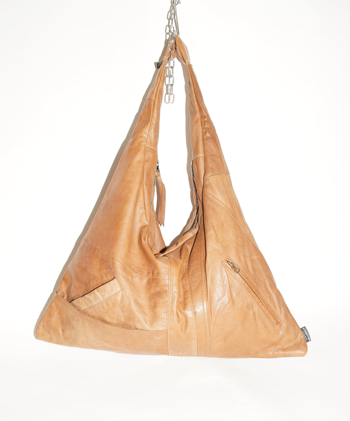 Frontalansicht wallawalla Bag aus recyceltem Leder Cognac