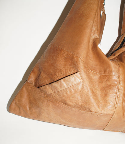 Detailansicht wallawalla Bag aus recyceltem Leder Cognac