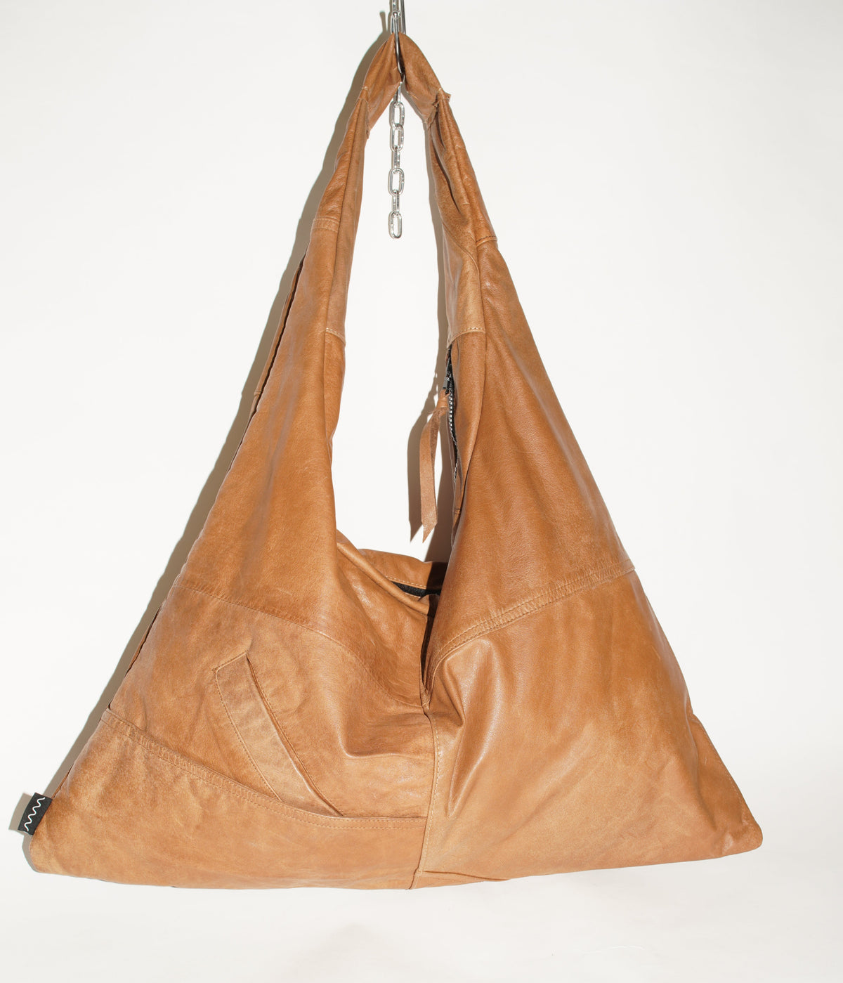 Rückansicht wallawalla Bag aus recyceltem Leder Cognac