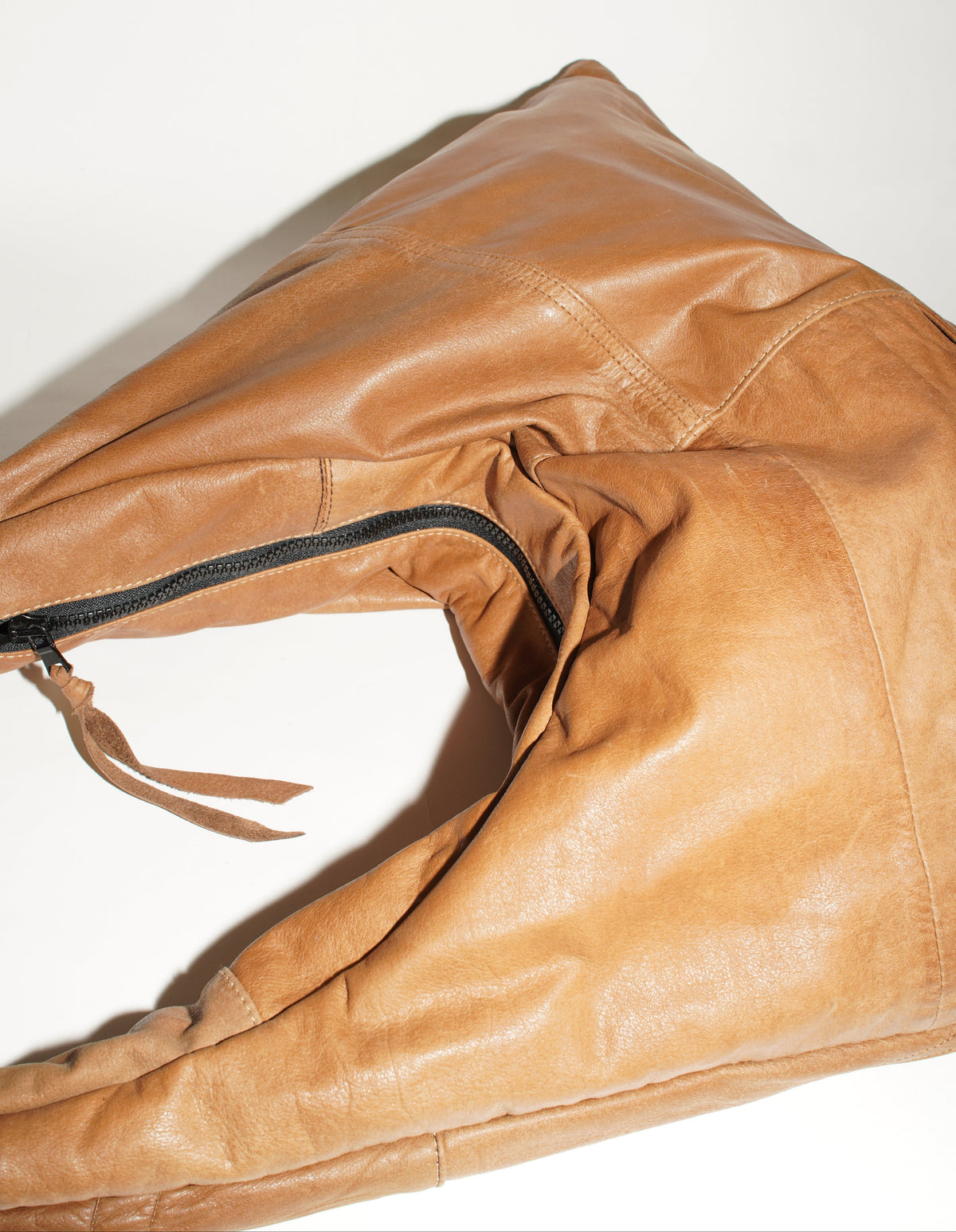 Detailansicht Reißverschluss wallawalla Bag aus recyceltem Leder Cognac