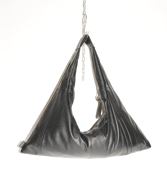 Frontalansichtwallawalla Triangle Bag S aus recyceltem fein genarbtes schwarzes Leder 