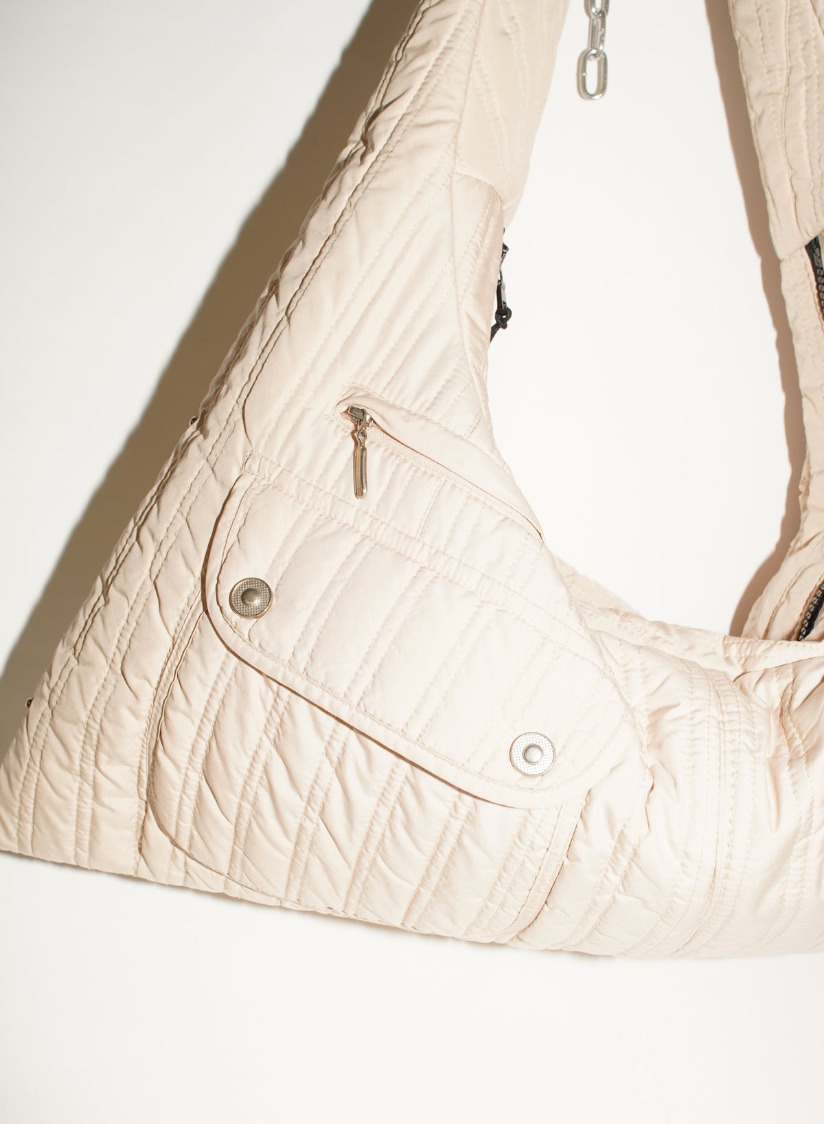 Detailansicht wallawalla Bag aus recyceltem gesteppten Stoff  in geld Butter yellow