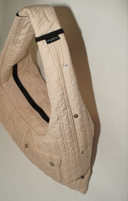 Seitenansicht wallawalla Bag aus einer Steppjacke in Puffer Buttercup Yellow