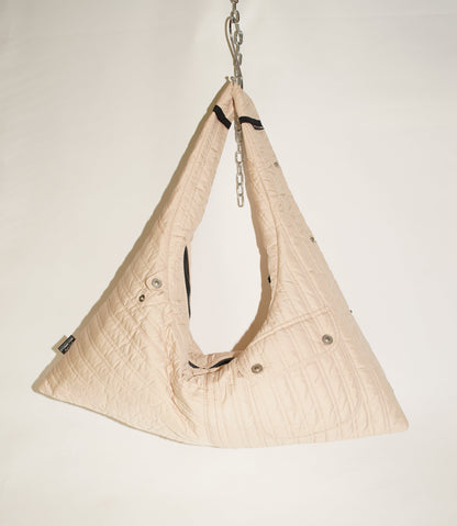 Frontalansicht wallawalla Bag aus recyceltem gesteppten Stoff  in geld Butter yellow
