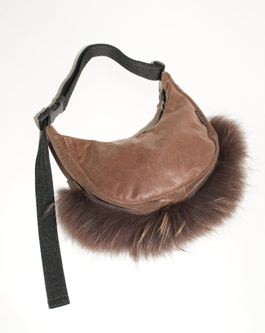 Seitenansicht wallawalla Crossbody Bag aus recyceltem braunem Leder mit Kapuzenfell