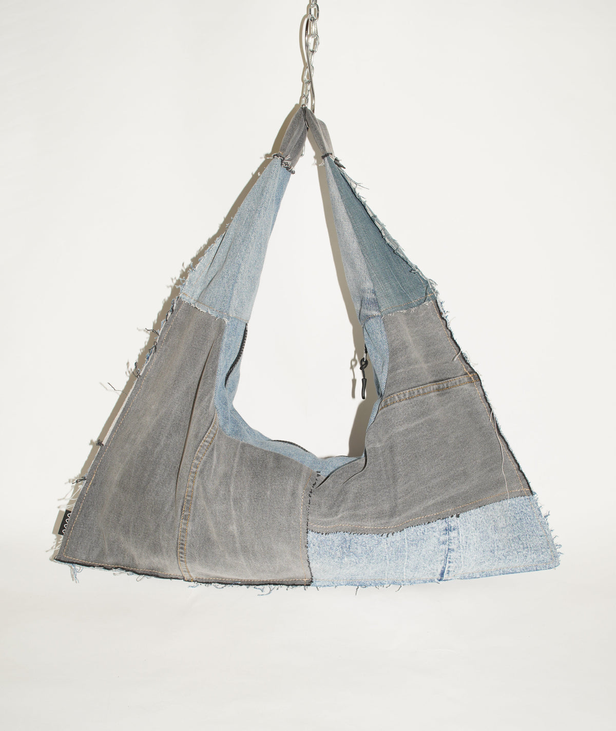 Frontalansicht wallawalla Bag aus recyceltem Jeanshosen 