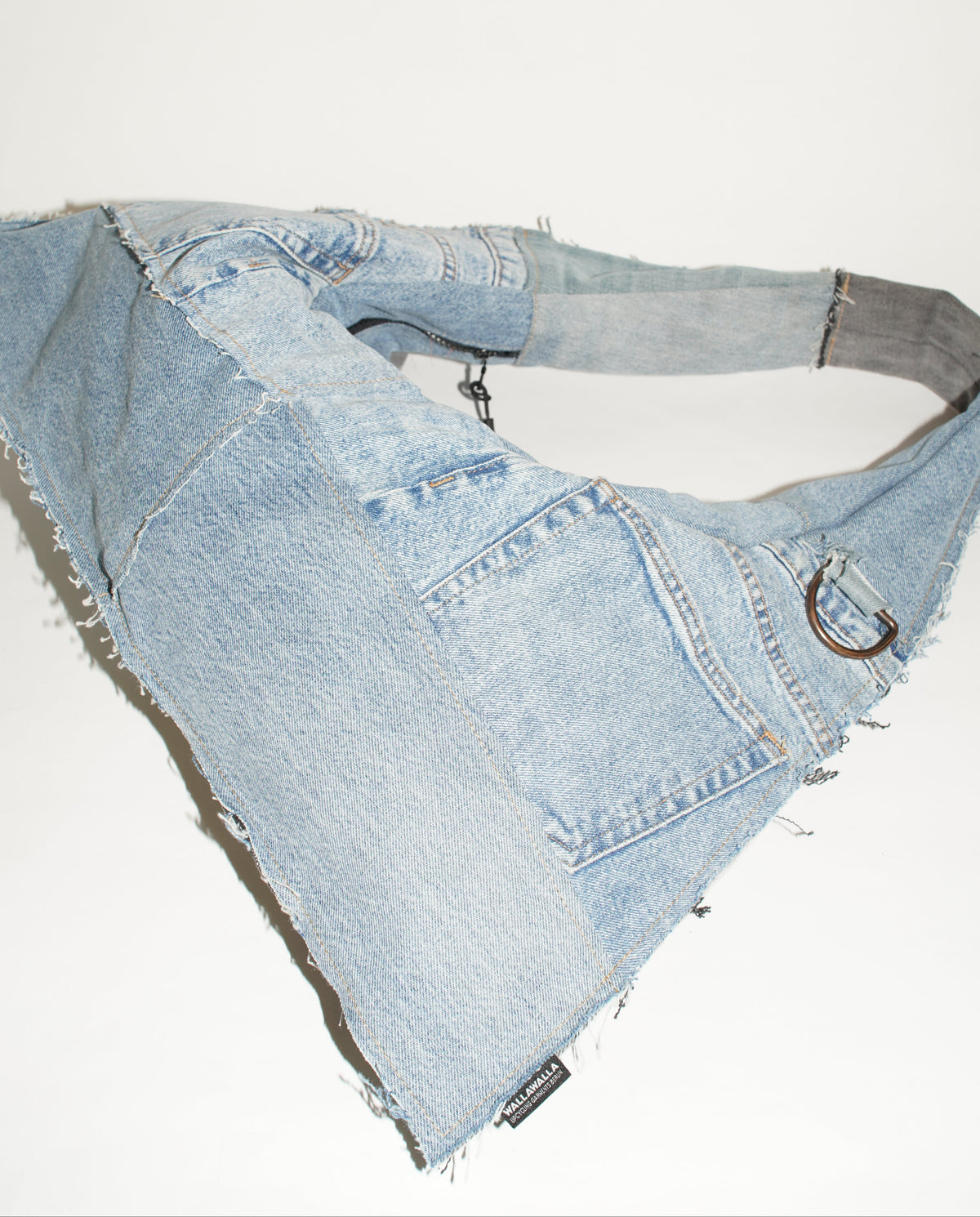 Seitenansicht wallawalla Bag aus recyceltem Jeanshosen 