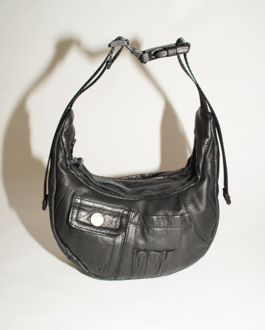 Frontalansicht wallawalla Baguette Bag aus recyceltem schwarzen Leder