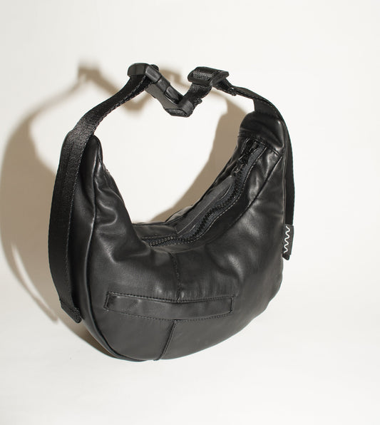 Frontalansicht wallawalla Baguette Bag aus recyceltem schwarzen Kunstleder