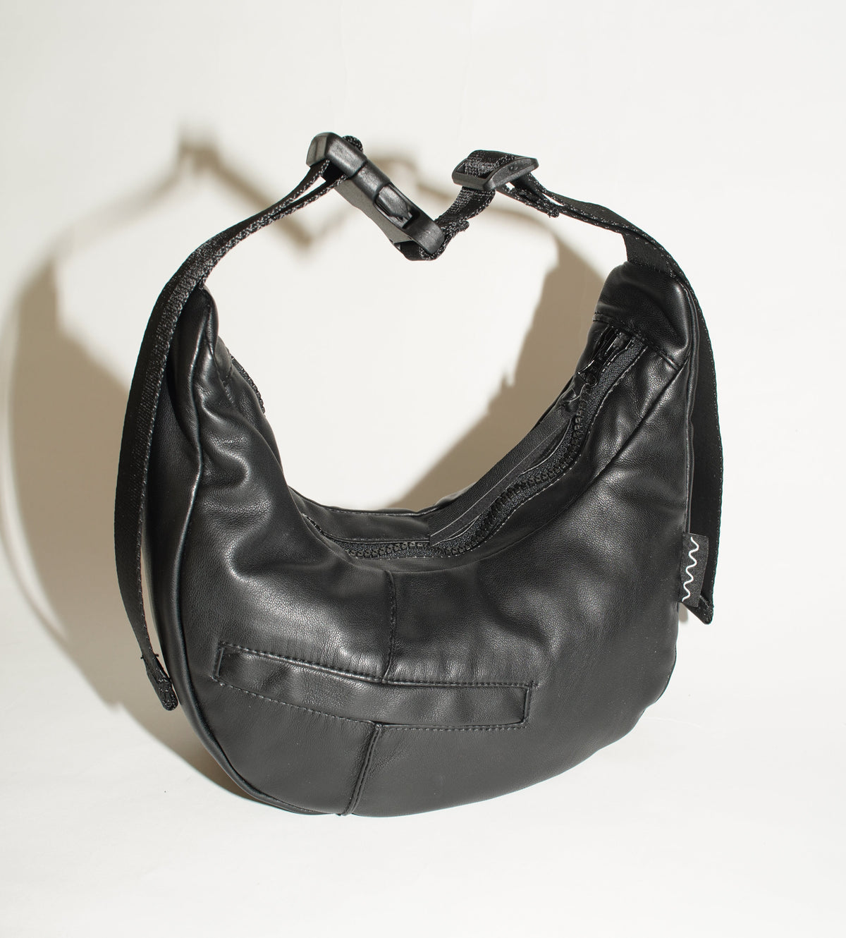 Frontalansicht wallawalla Baguette Bag aus recyceltem schwarzen Kunstleder