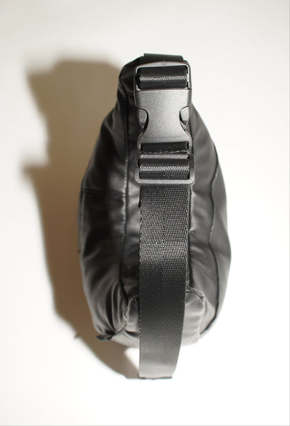 Draufsicht wallawalla Baguette Bag aus recyceltem schwarzen Kunstleder