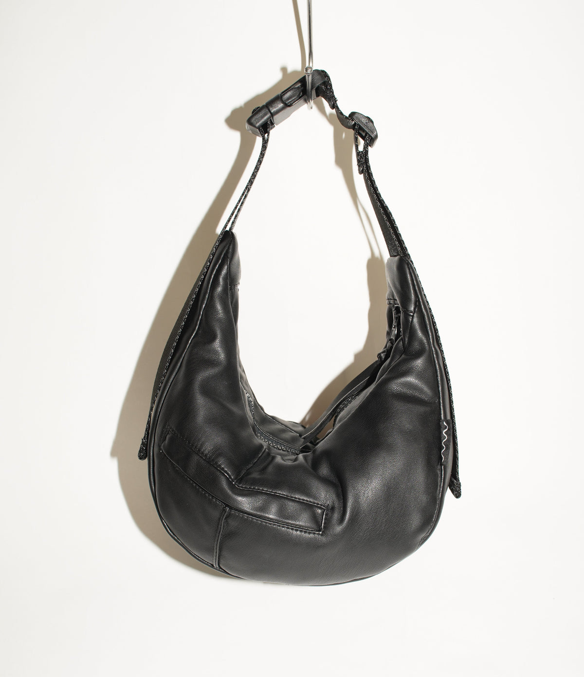 Frontalansicht wallawalla Baguette Bag aus recyceltem schwarzen Kunstleder
