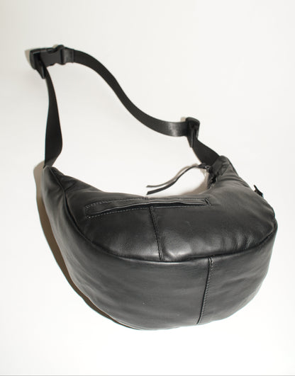 Bodenansicht wallawalla Baguette Bag aus recyceltem schwarzen Kunstleder