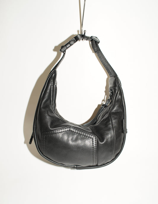Frontalansicht wallawalla Baguette Bag Schultertasche aus recyceltem Rindsleder