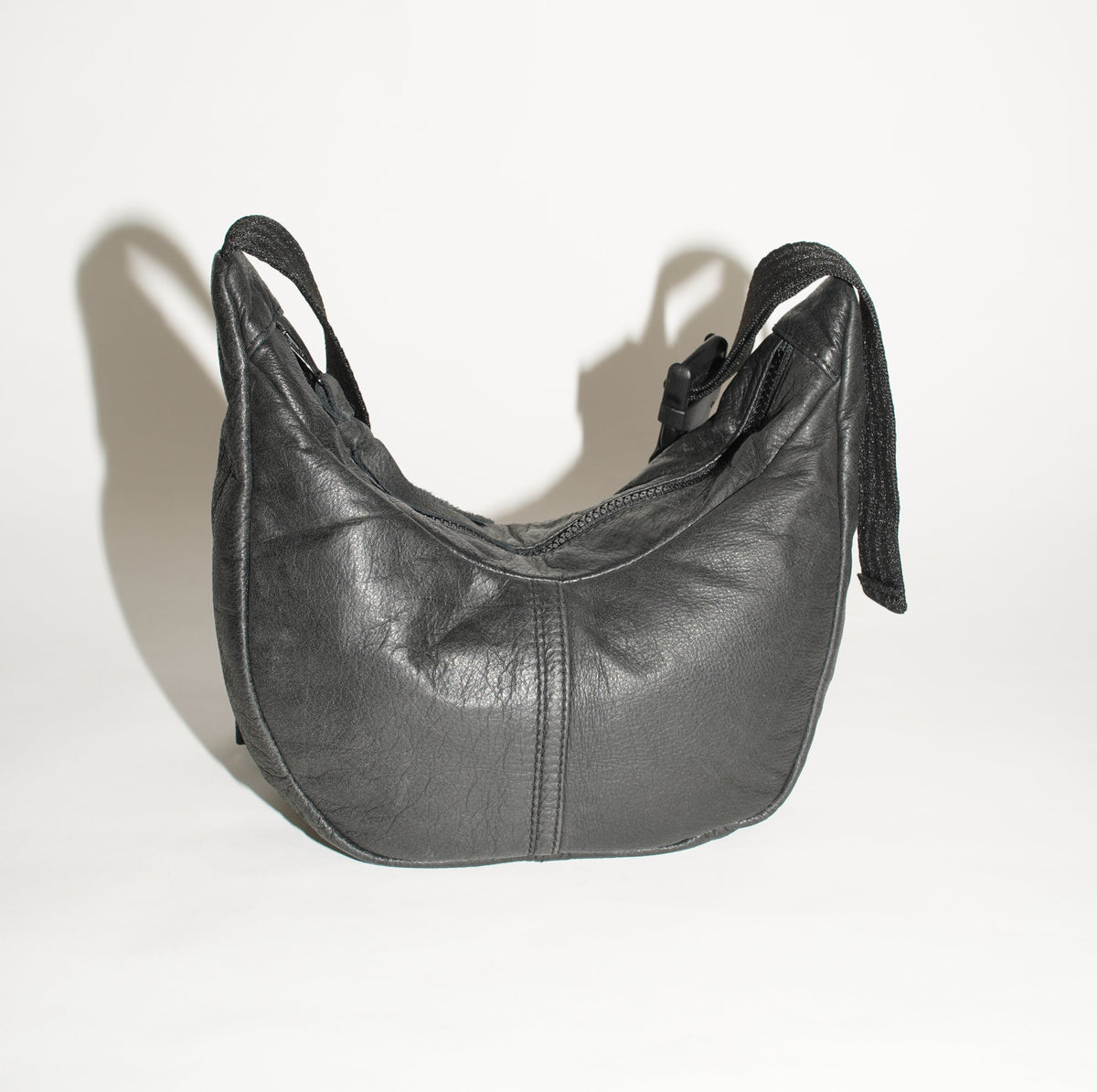 Schwarze Crossbody Bag aus gerettetem Rindsleder von wallawalla Berlin
